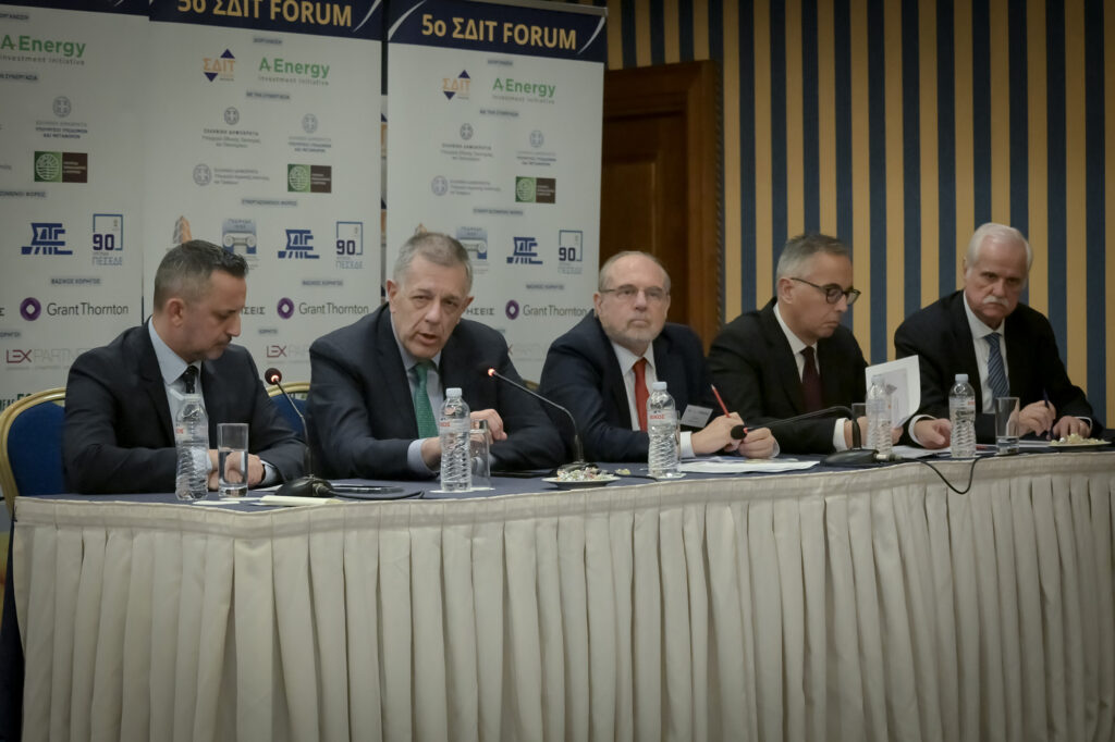 Στιγμιότυπο από το πάνελ της 5ης ενότητας. έλαβαν μέρος ο κ. Νίκος Ταχιάος, Υφυπουργός Μεταφορών και Υποδομών, αρμόδιος για θέματα υποδομών, ο κ. Γιώργος Συριανός, Πρόεδρος ΣΤΕΑΤ και Διευθύνων Σύμβουλος της ΑΚΤΩΡ ΠΑΡΑΧΩΡΗΣΕΙΣ, ο κ. Μάνος Βράιλας, Πρόεδρος Ελληνικής Ένωσης Αυτοκινητοδρόμων και Υποδομών με Διόδια – Hellastron, Γενικός Γραμματέας ΣΤΕΑΤ και μέλος Δ.Σ. ομίλου ΓΕΚ ΤΕΡΝΑ και ο κ. Πέτρος Σφηκάκης, Διευθύνων Εταίρος της LEXPARTNERS, με συντονιστή τον κ. Νίκο Καραγιάννη, δημοσιογράφο και ιδρυτή του Ypodomes.gr